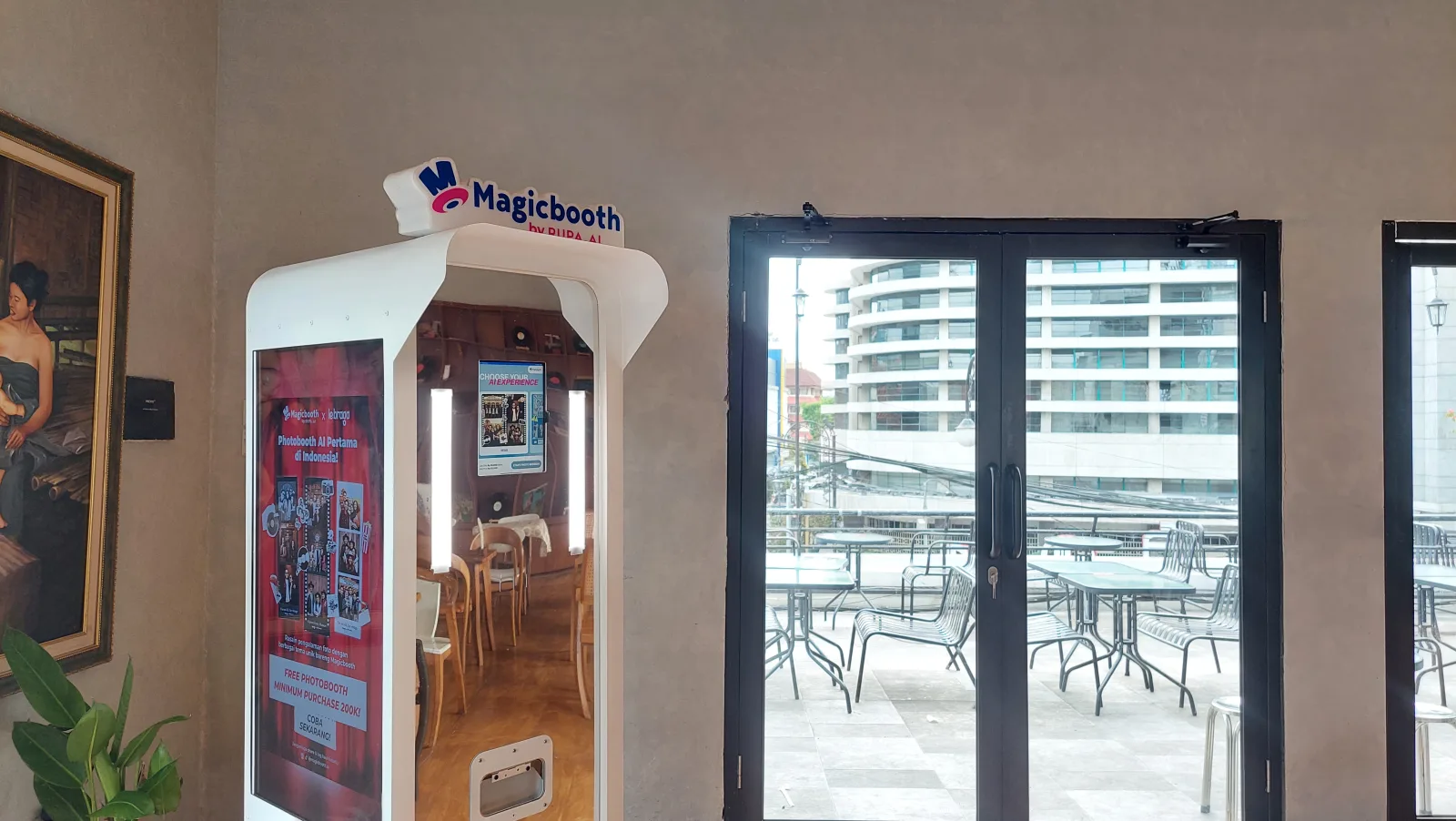 Photobooth AI Magicbooth di area cafe dengan akses dekat pintu dan area duduk