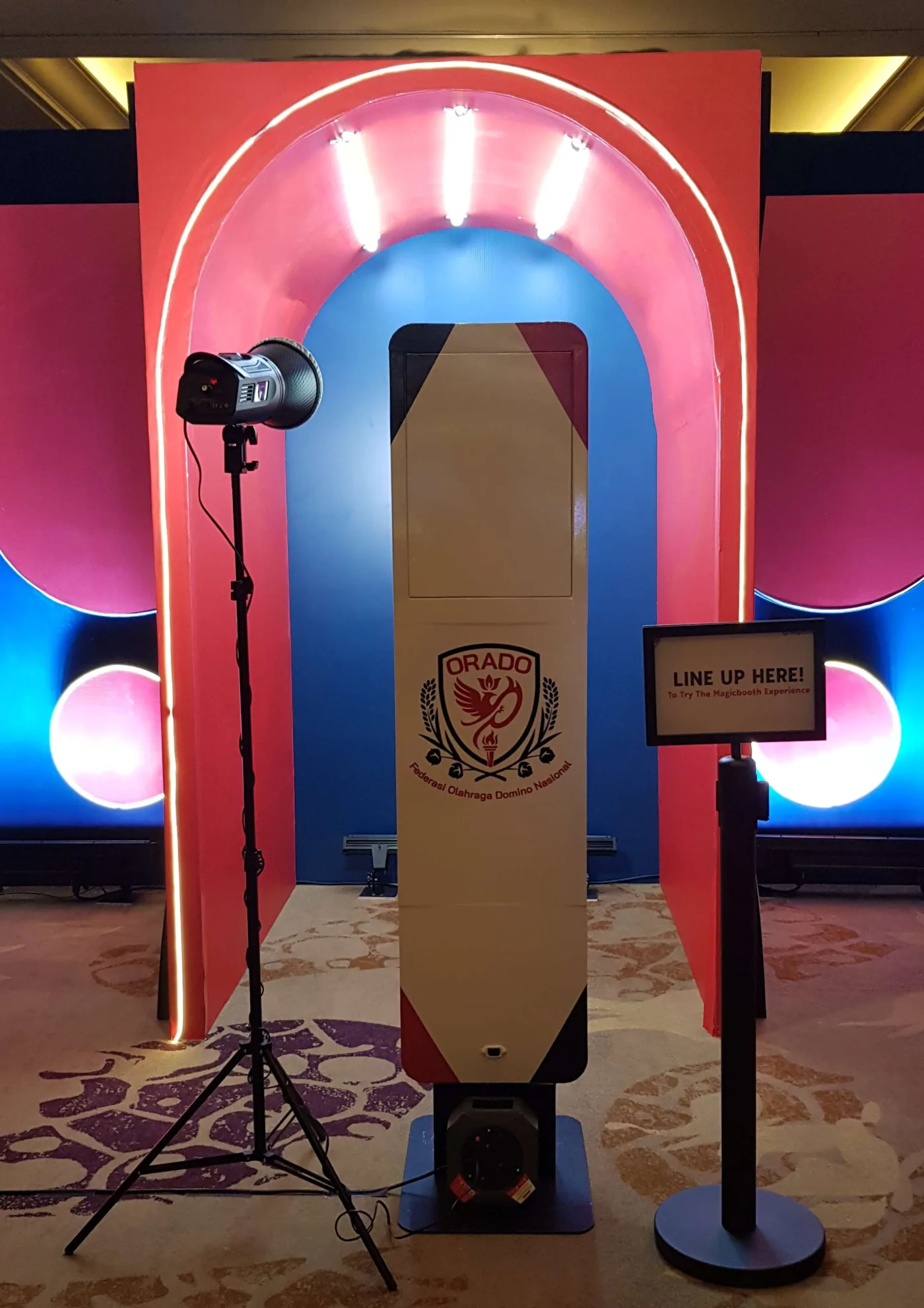 Setup photobooth event dengan booth, lighting, dan area antrean sebagai contoh evaluasi vendor