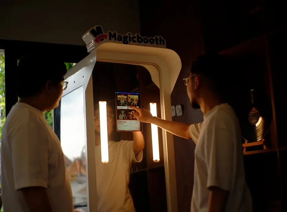 Magicbooth sebagai media OOH interaktif untuk brand activation.
