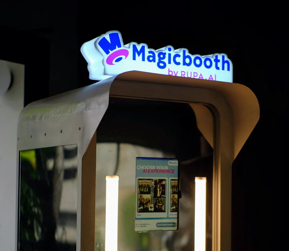 Contoh materi Magicbooth untuk membaca model booth publik dan OOH interaktif.