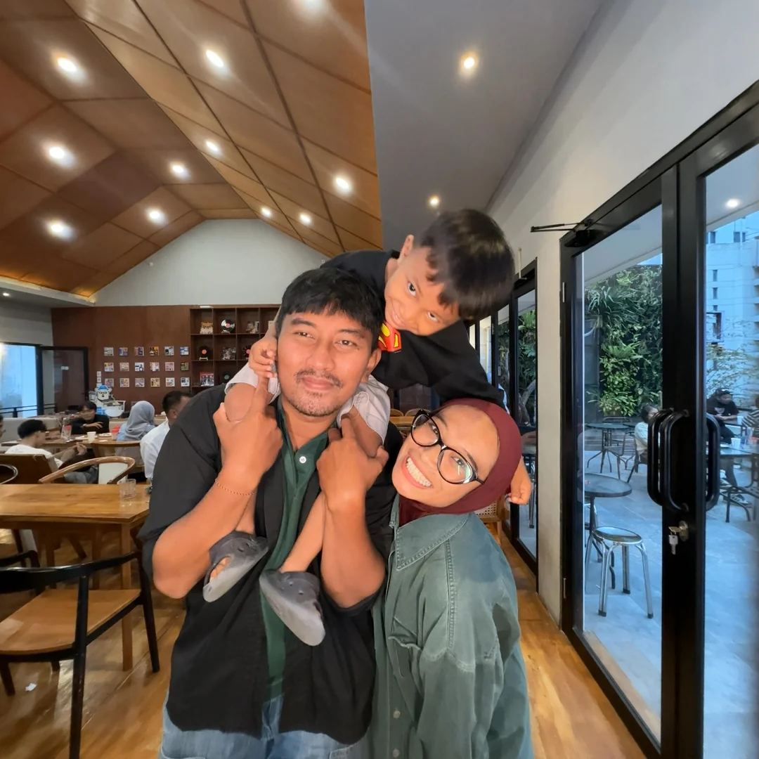 Contoh hasil AI photobooth sebagai bagian dari pilihan output.
