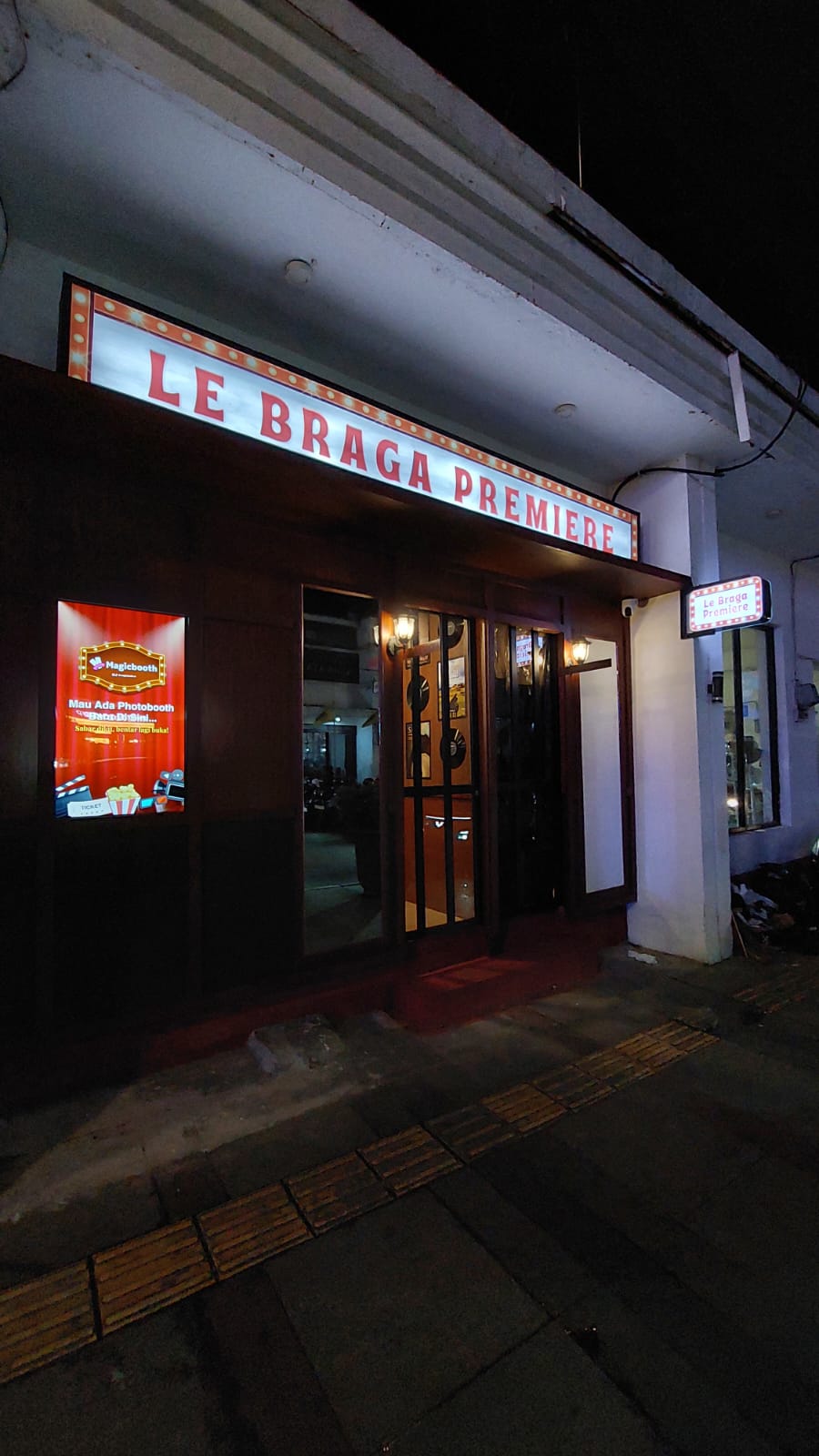 Display Magicbooth di Le Braga Premiere untuk membantu pengunjung memahami aktivitas foto.