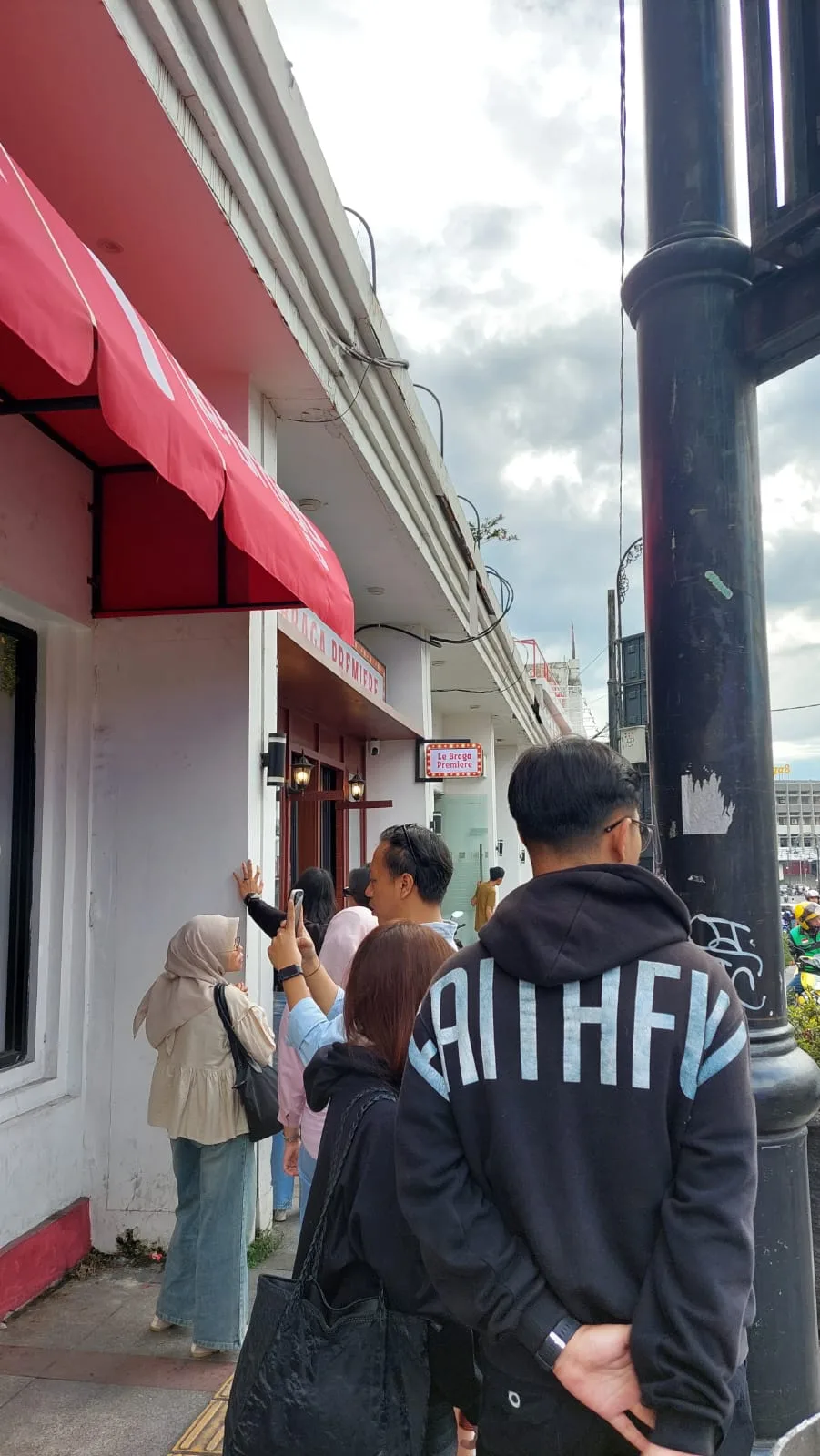 Antrean pengunjung di depan Le Braga sebagai konteks kapasitas photobooth.