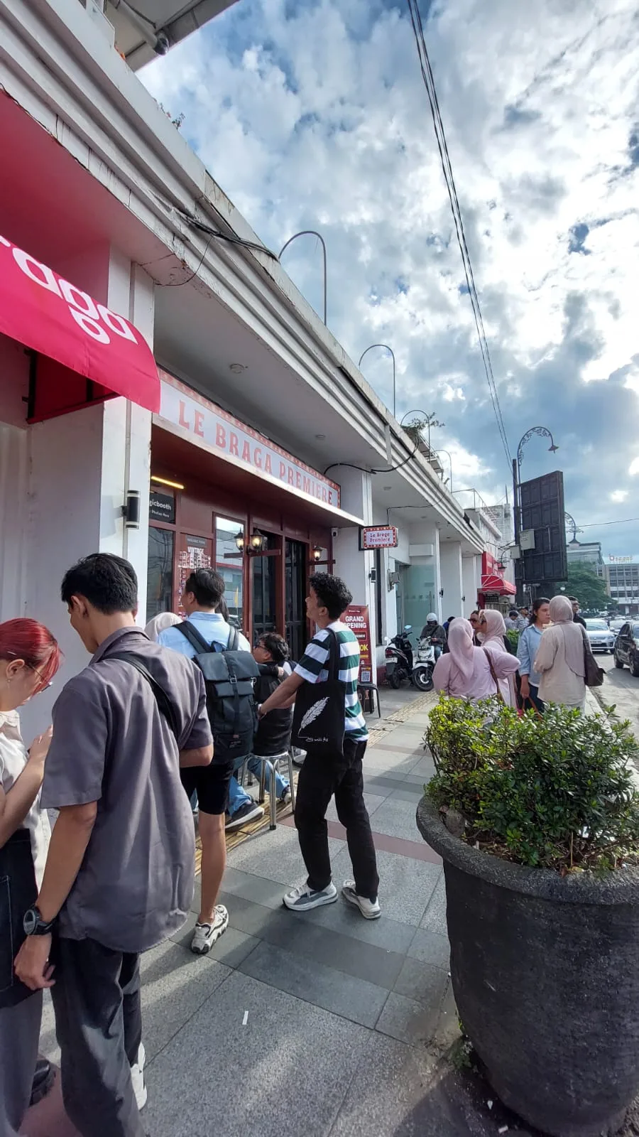 Pengunjung menunggu di area sekitar venue Magicbooth.