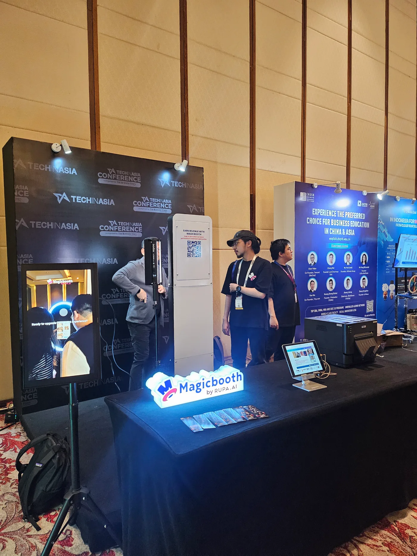 Contoh setup booth untuk kebutuhan event tertutup.