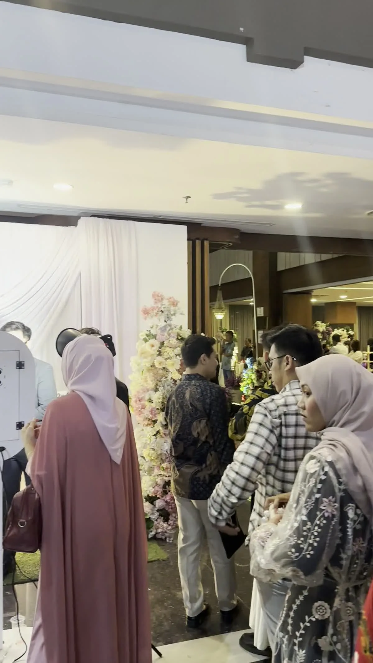 Dokumentasi resmi Magicbooth di area photobooth wedding dengan dekorasi resepsi dan antrean tamu.