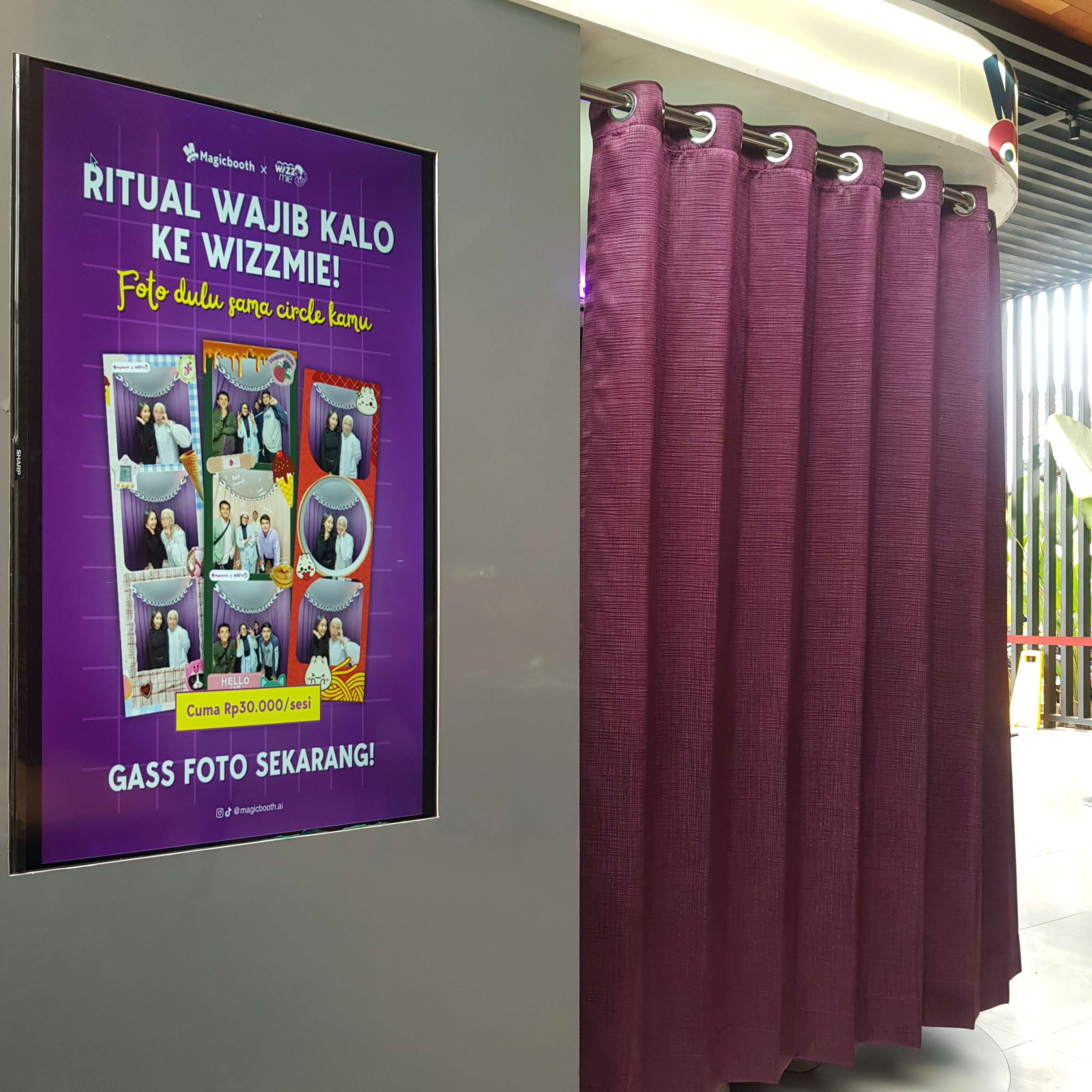 Contoh photobooth di restoran dengan display yang mudah terlihat pengunjung.