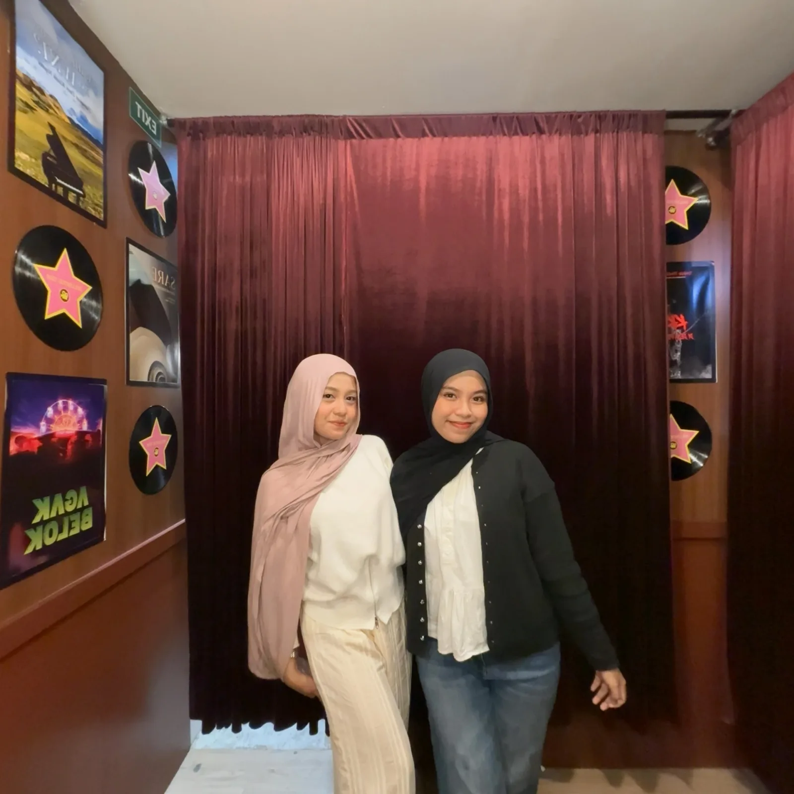 Pengunjung berfoto di booth Magicbooth sebagai contoh UGC photo moment.