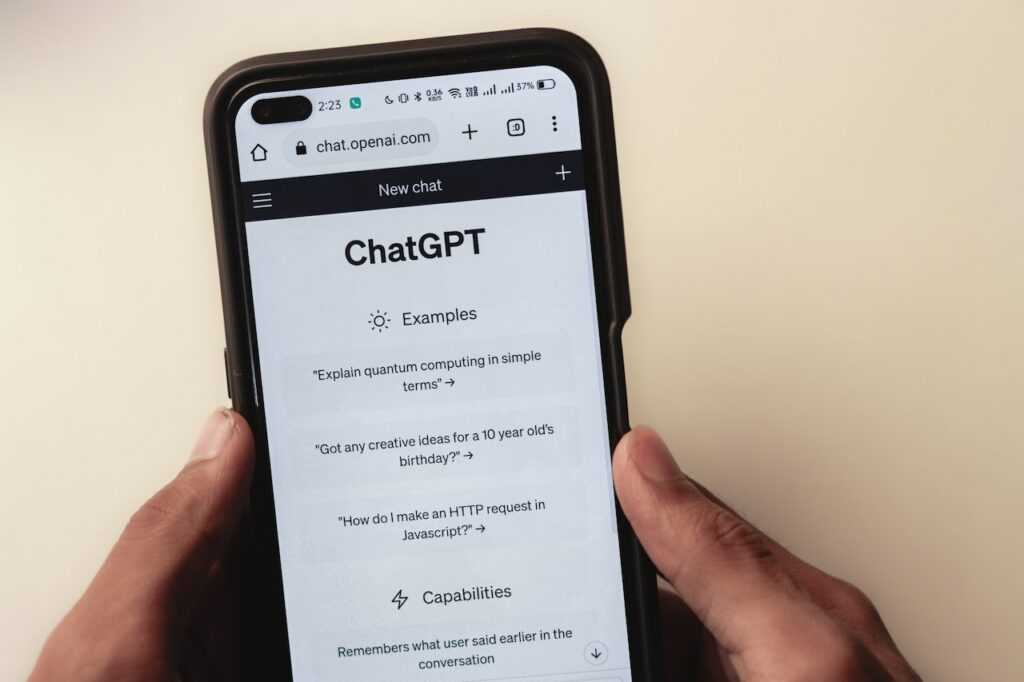 Ilustrasi orang sedang menggunakan ChatGPT